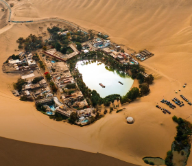 Luftaufnahme der Wüste von Huacachina