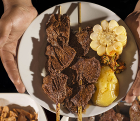 Anticuchos, popular platillo carretillero, Lima