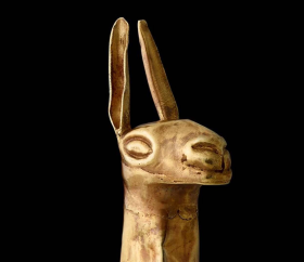 Figura de oro en miniatura de una llama