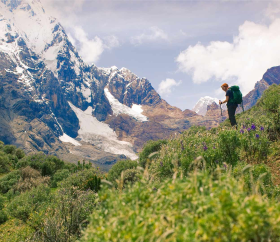 Turista frente al nevado Ninashanca y Rondoy