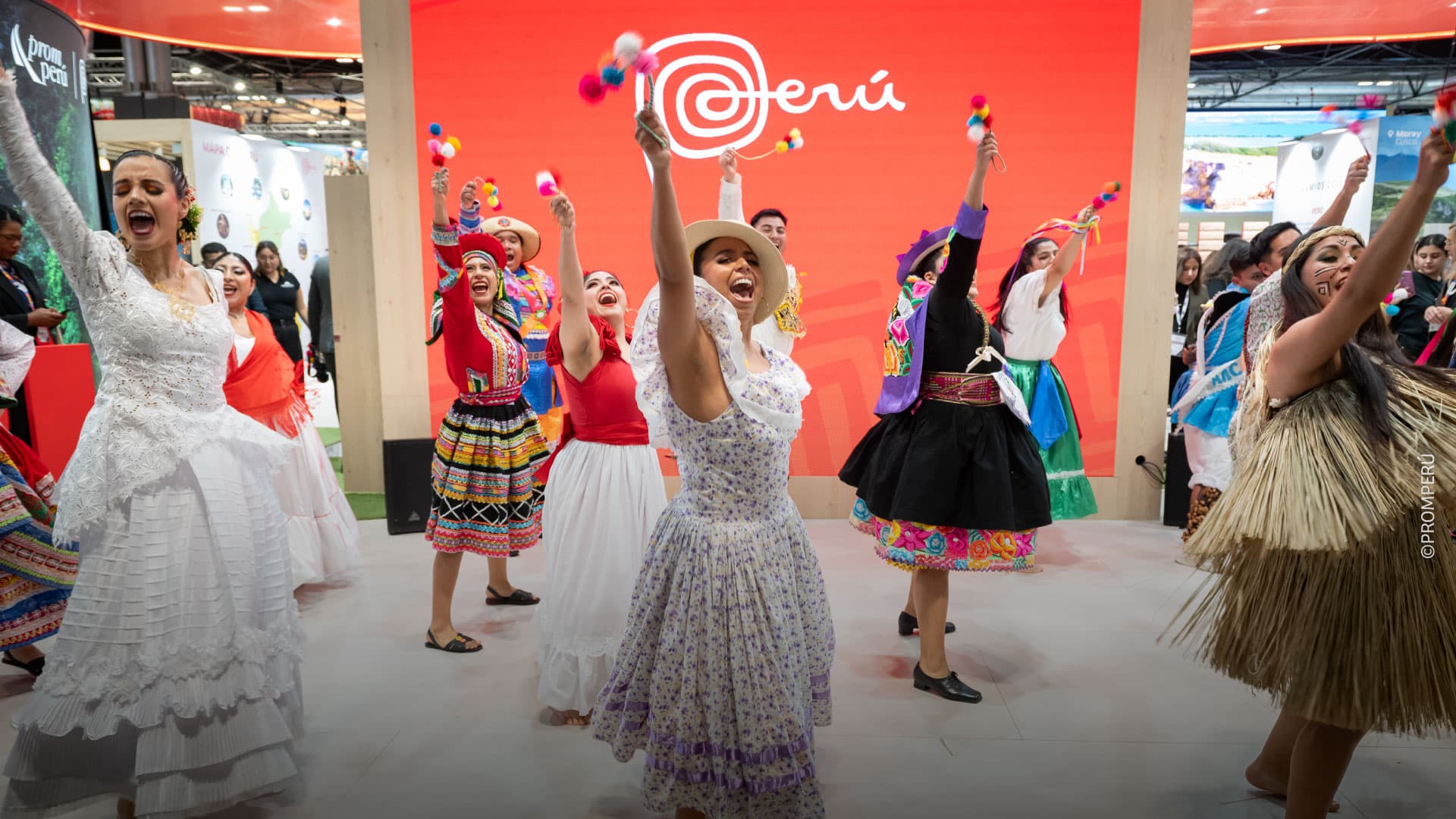 Presentación de diversas danzas típicas peruanas