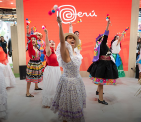 Presentación de diversas danzas típicas peruanas