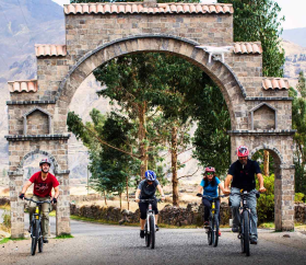 paseo-en-bicicleta-en-valle-del-colca-desktop