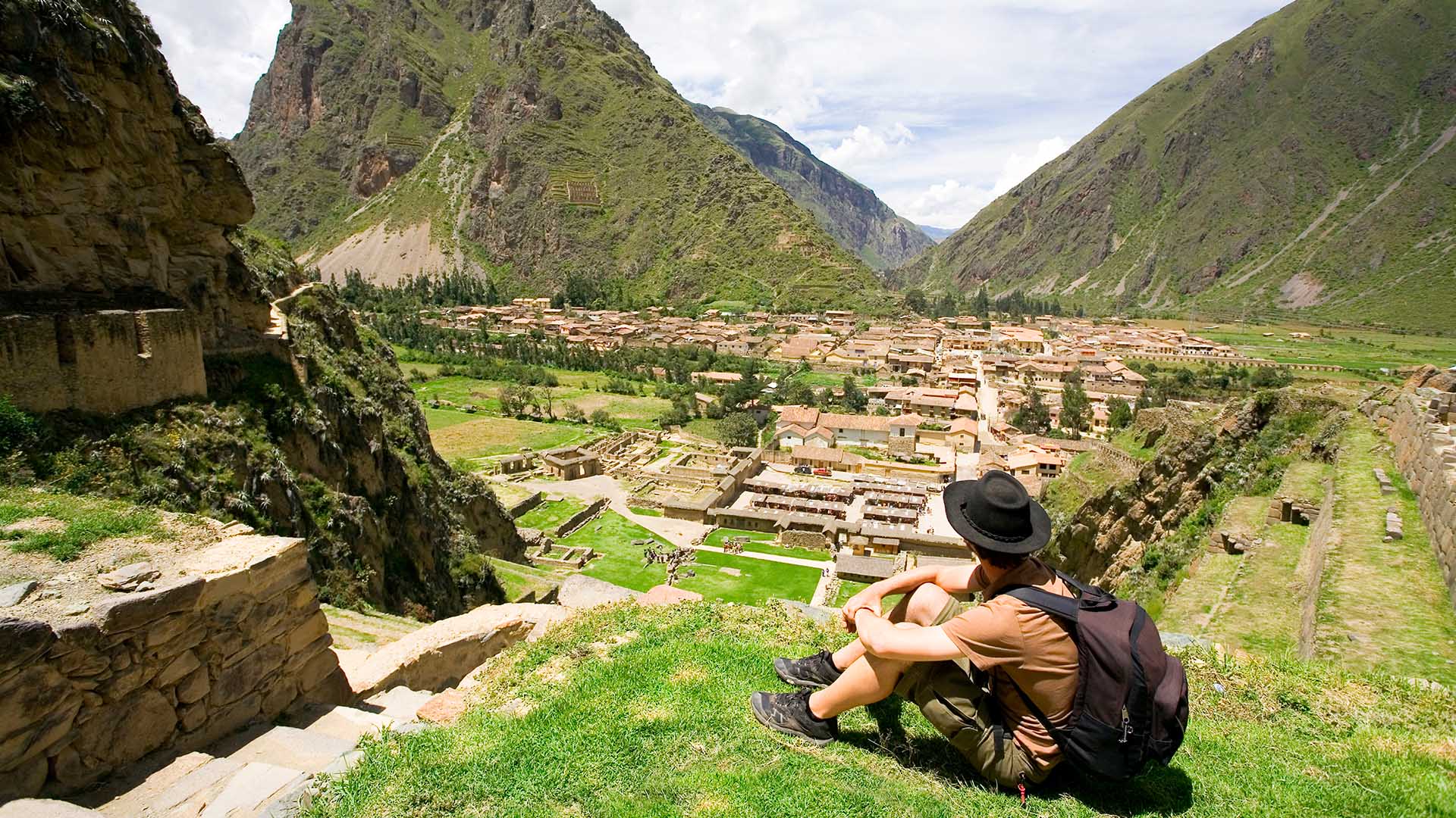 Banner promocional Machu Picchu y turistas