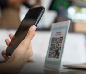 Escaneando QR para fazer um pagamento em restaurante.