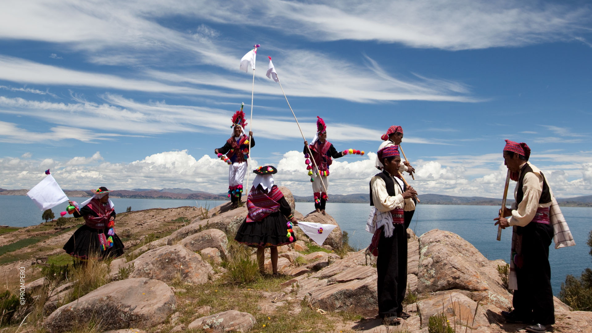 チチカカ湖・タキーレ島の踊り手と音楽家