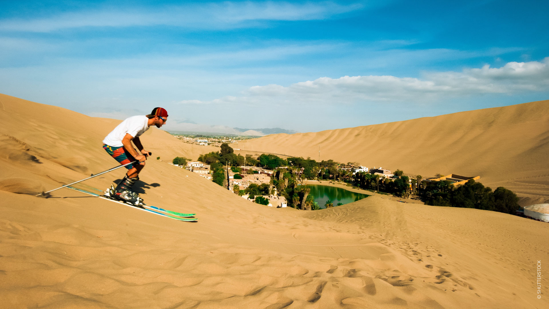 Sandboarding in Huacachina / ©SHUTTERSTOCK