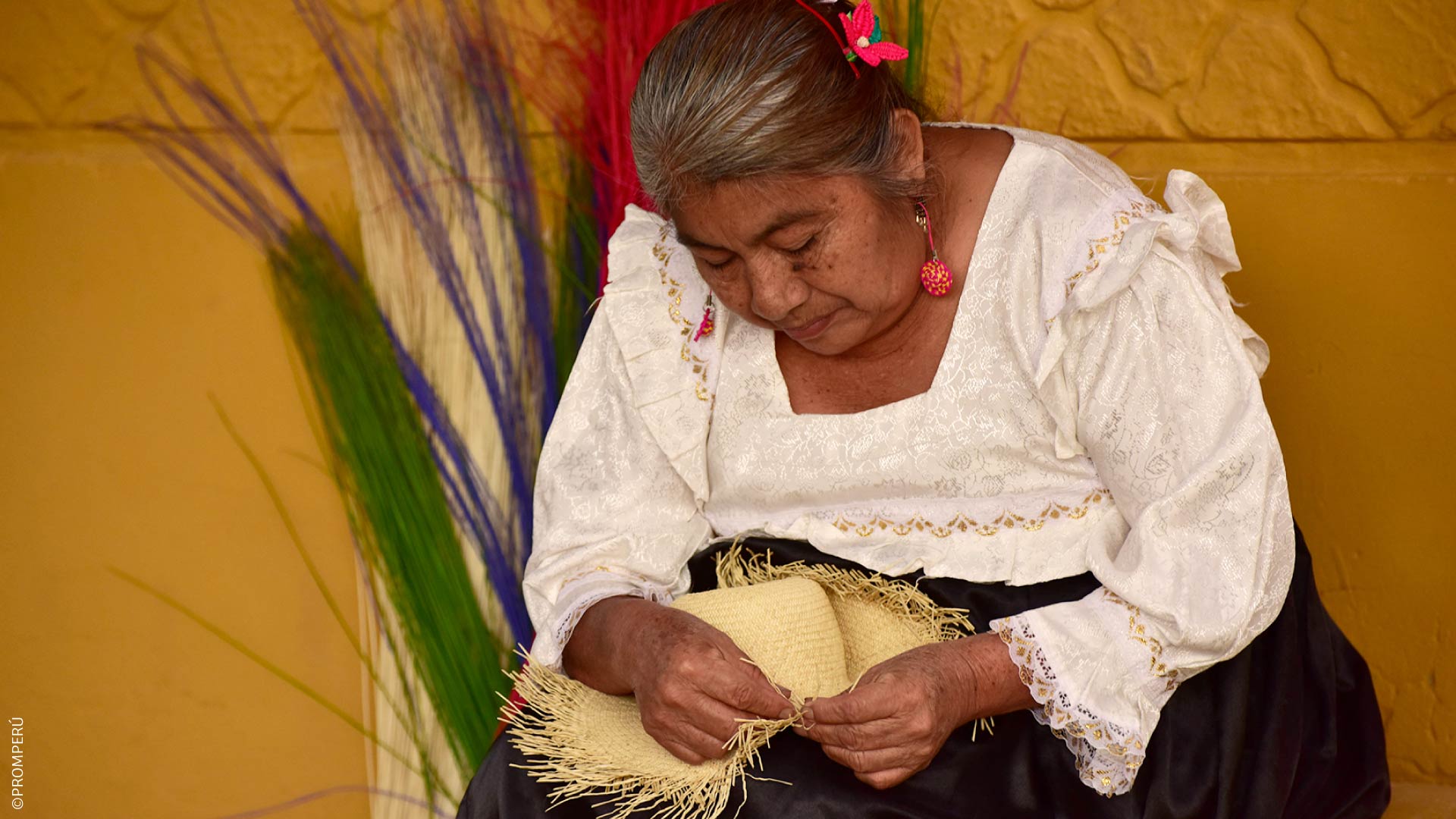 Artisan weaving a straw hat (paja toquilla) in Catacaos, Piura. / ©PROMPERÚ