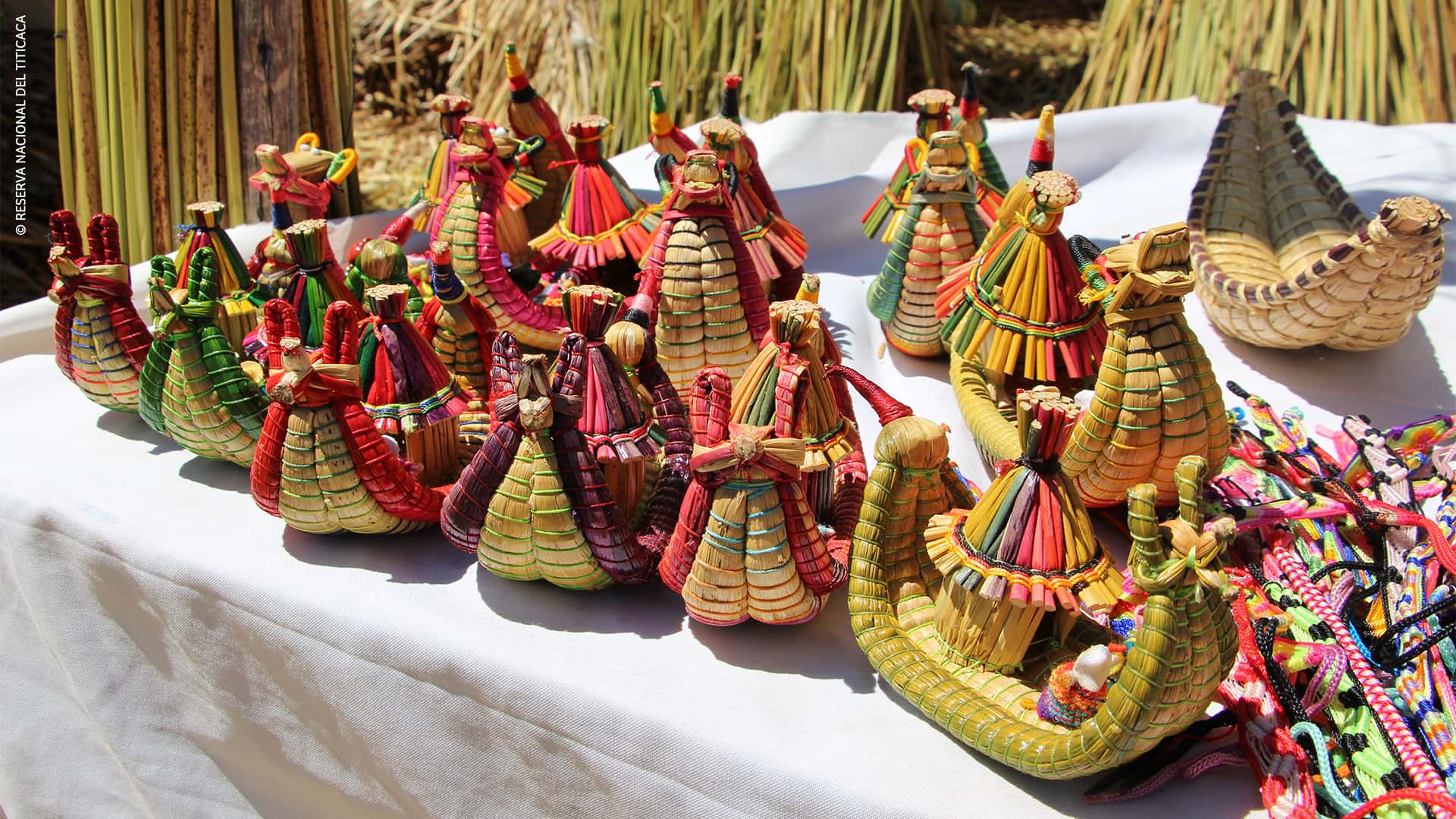 トトラ葦の伝統工芸品「バルシータ」が並ぶ。/ © チチカカ国立保護区