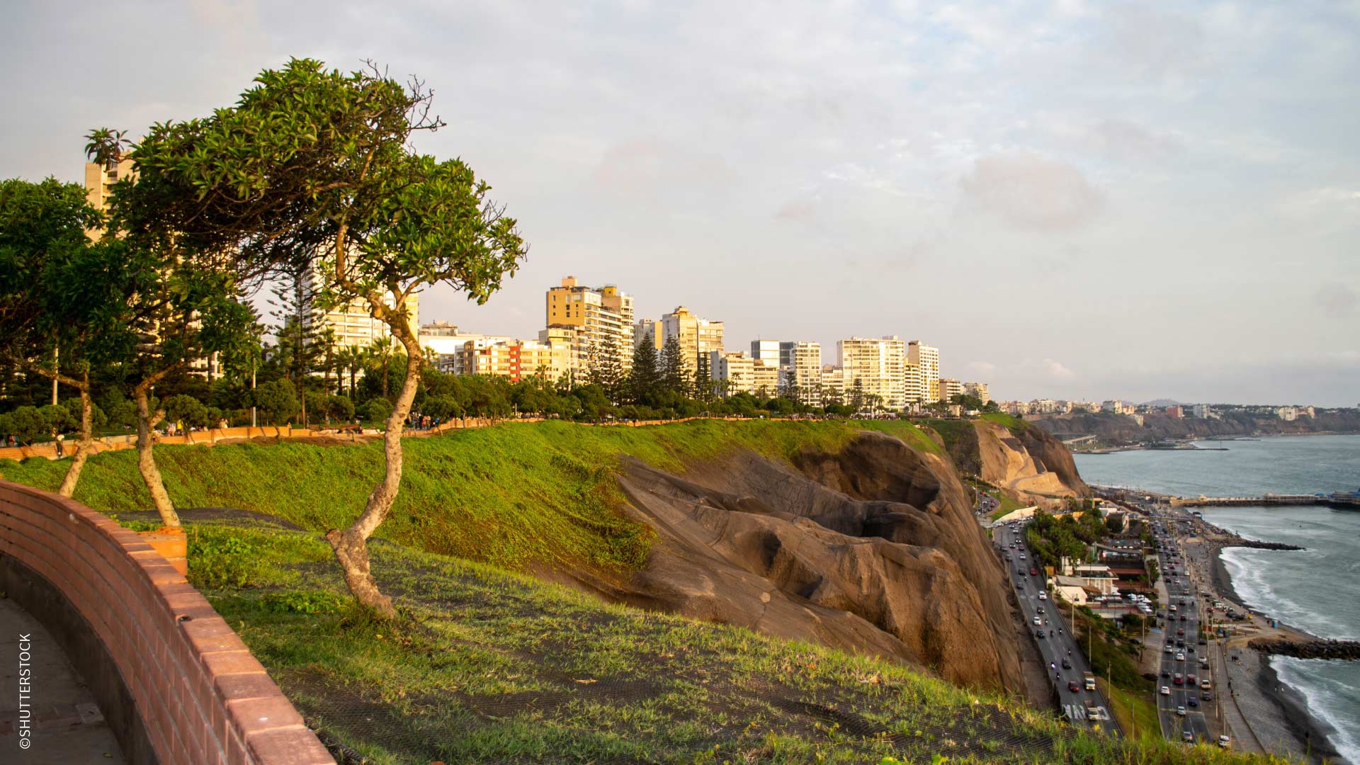 Pôr do sol no Malecón Cisneros, no distrito de Miraflores