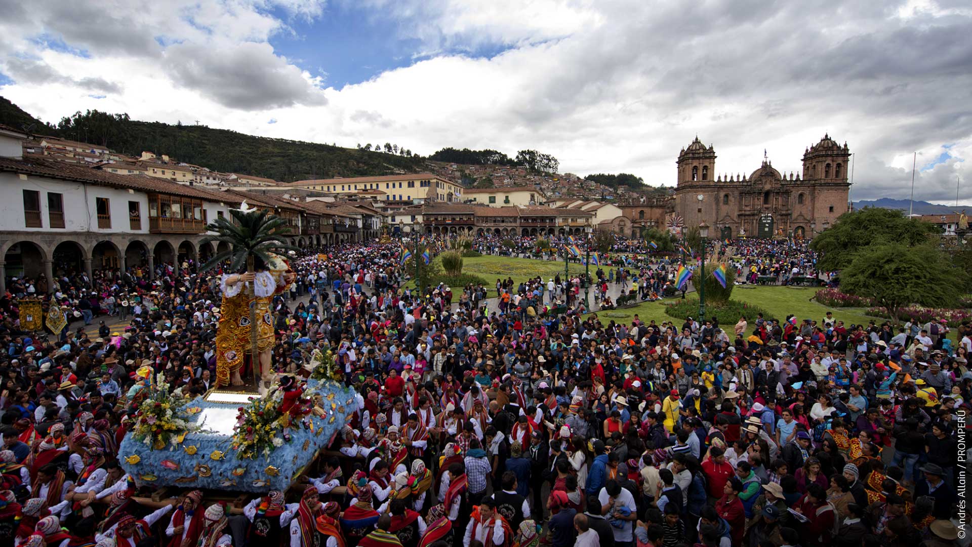 ペルー・クスコのアルマス広場で行われるコルプス・クリスティの祝祭 / ©PROMPERÚ