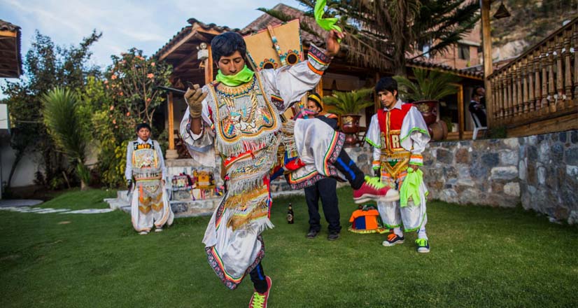 Cuenta la leyenda, que los danzantes de tijeras tenían pactos con los demonios