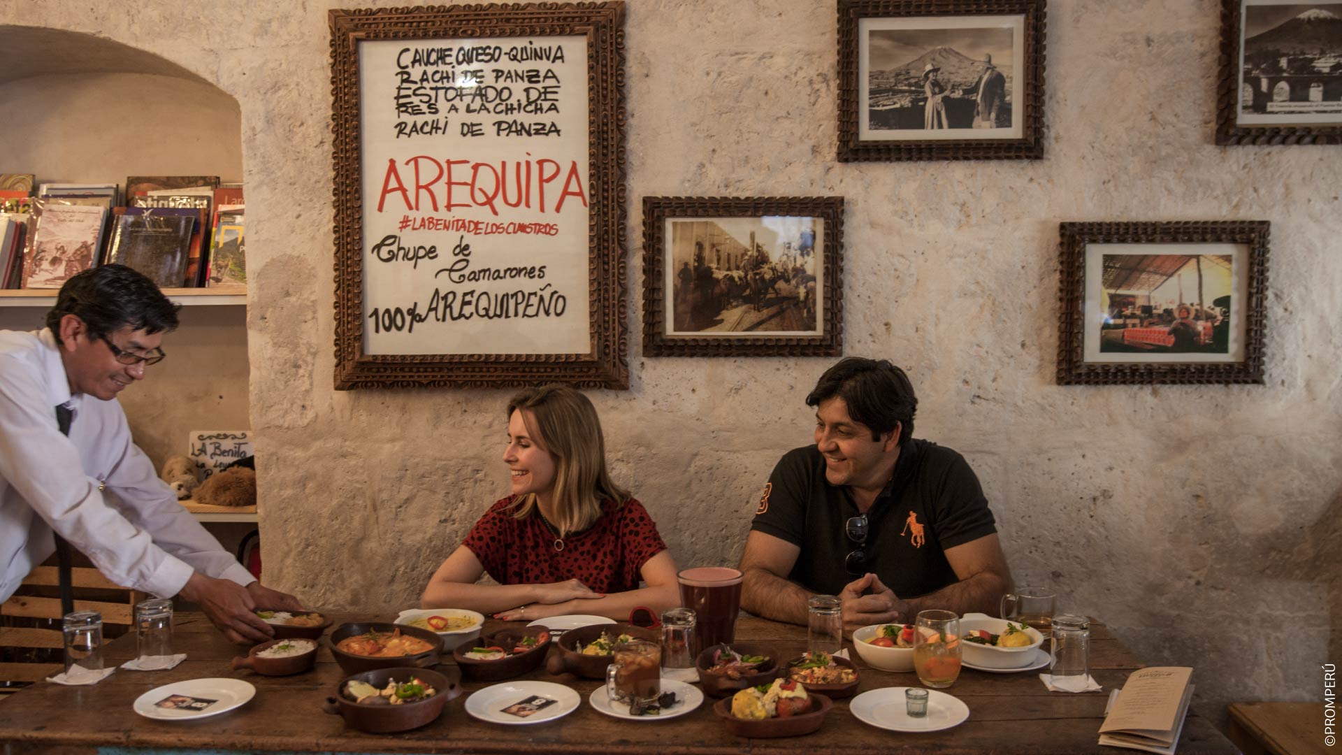 Desfrutando da gastronomia em um restaurante arequipenho.