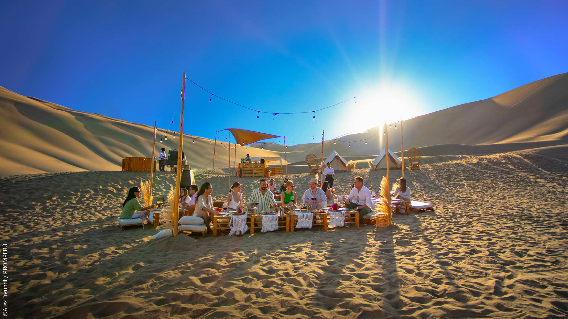 Grupo de turistas disfrutando una experiencia en el desierto, Ica. / ©PROMPERÚ