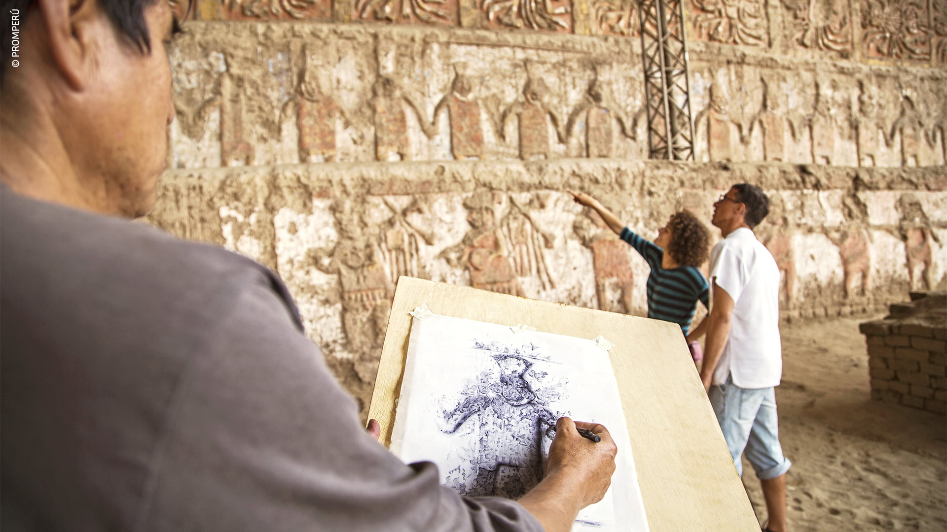 Turisti presso la facciata nord della Huaca de la Luna. - © PROMPERÚ
