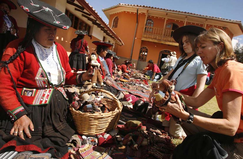 Touristes au marché du textile à Cusco