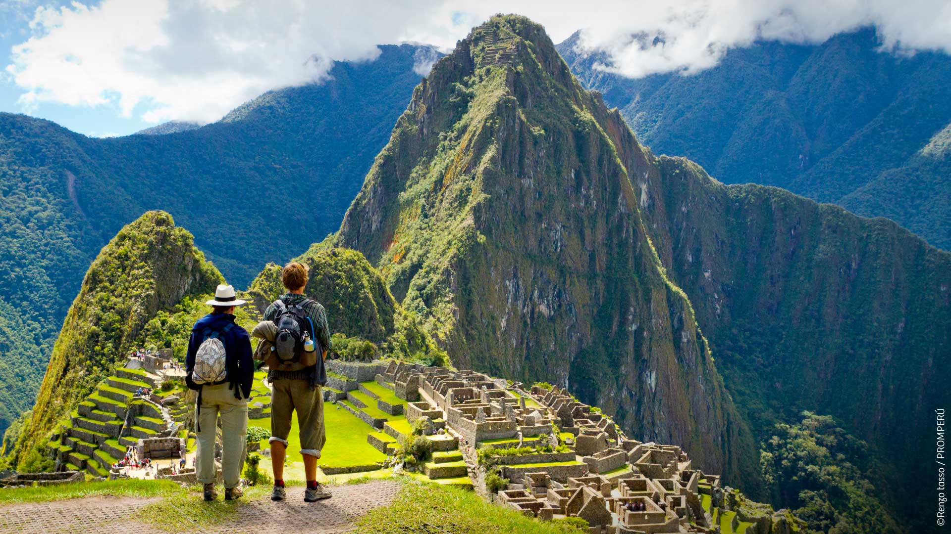 Pareja contemplando el Santuario Histórico de Machu Picchu.  / ©PROMPERÚ