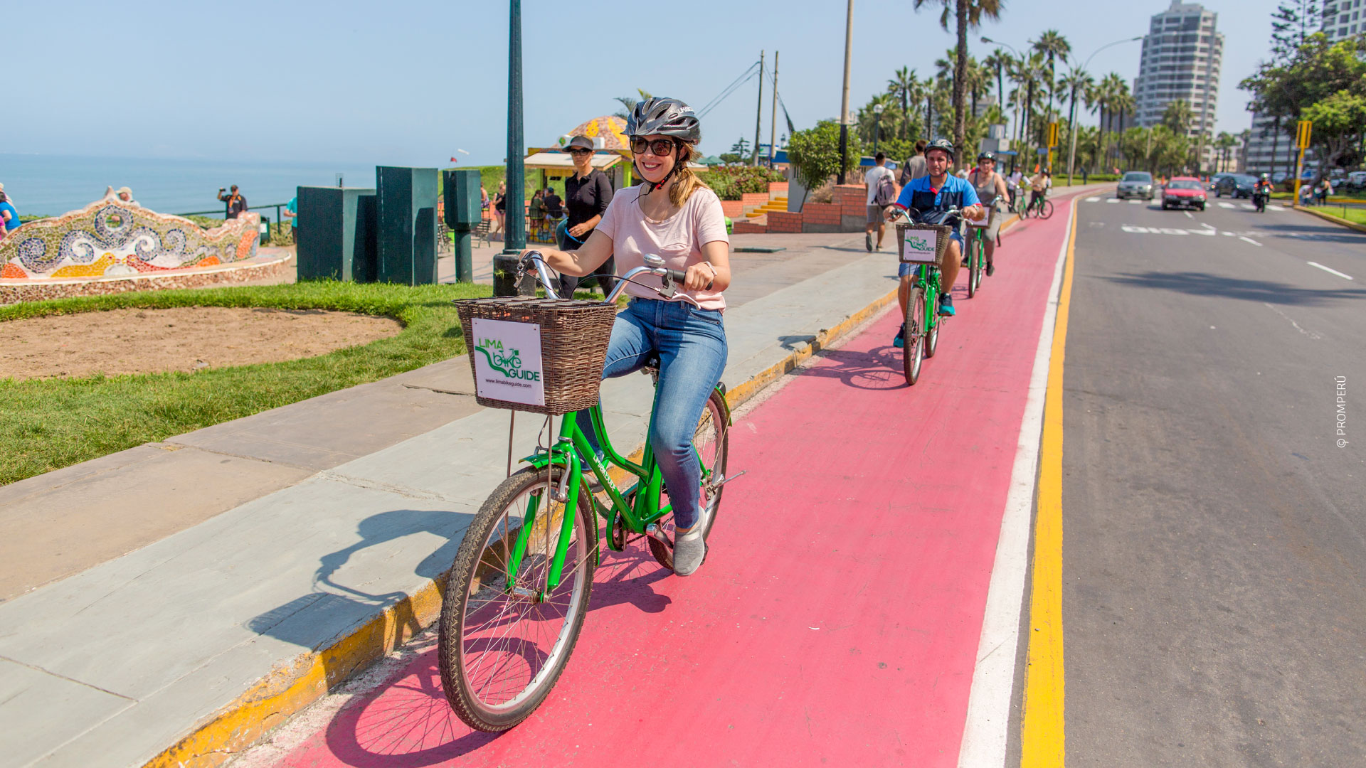 Bike ride along the Malecon of Miraflores / © PROMPERU