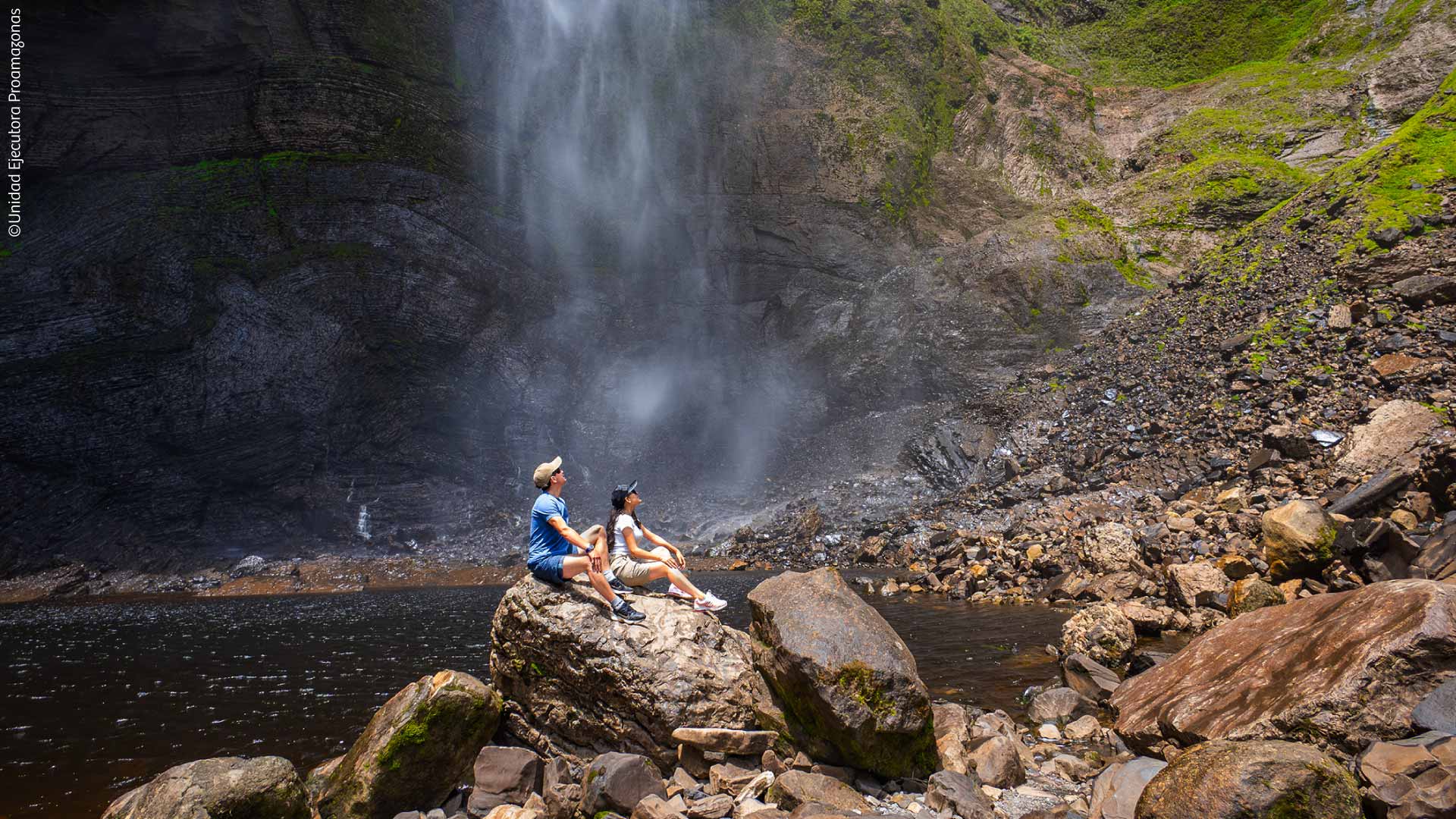 Devant la majestueuse Catarata Gocta. / © Unidad Ejecutora Proamazonas