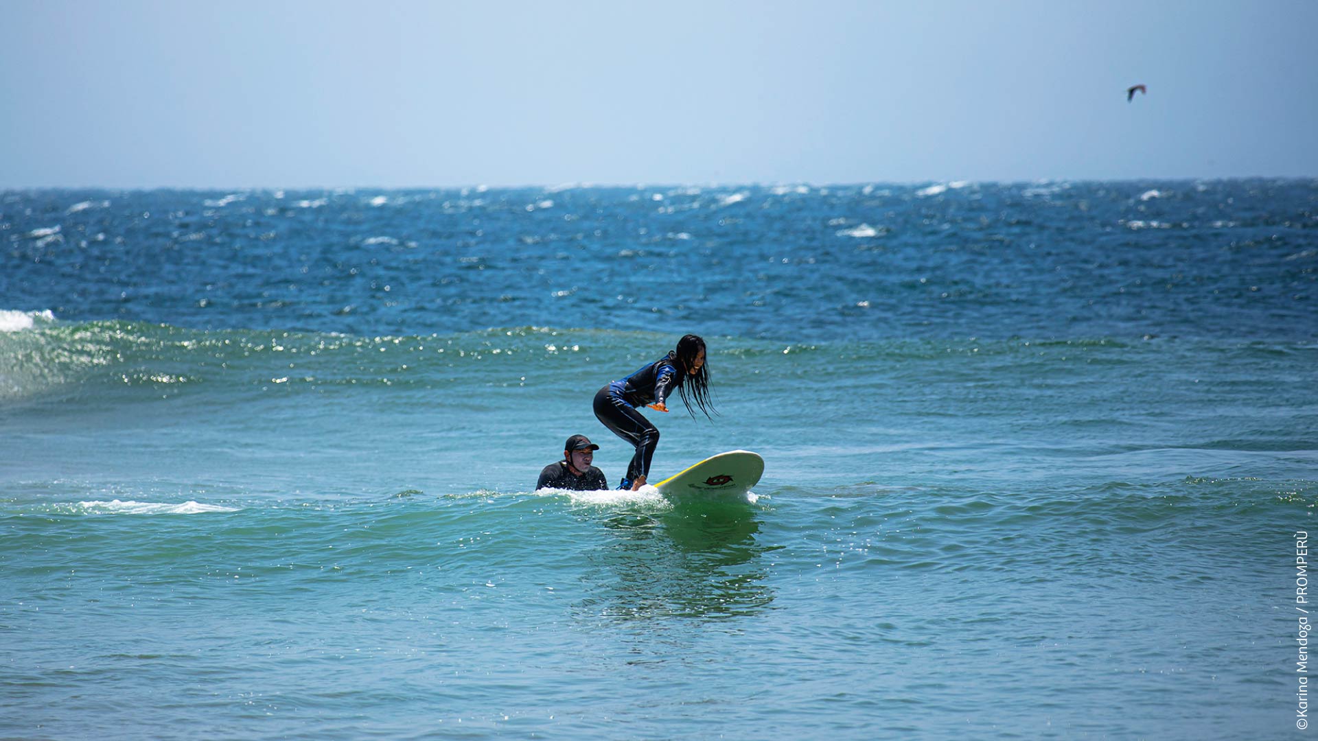 Enjoying surf lessons in Piura. / ©PROMPERÚ