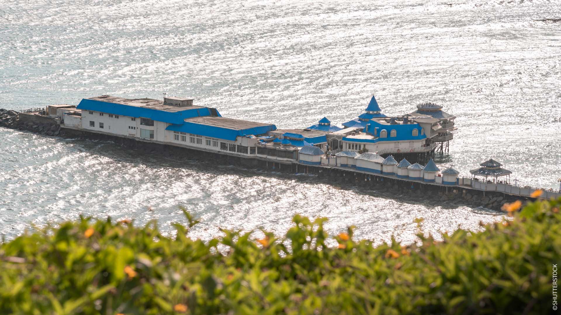 A restaurant perched over the Pacific Ocean in Miraflores, Lima. / ©SHUTTERSTOCK