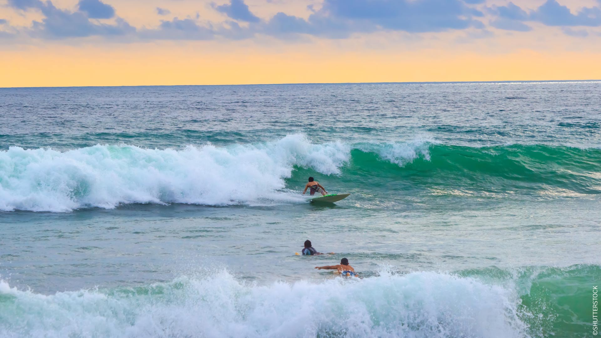 Surfers at Punta Hermosa beach, Lima. / ©SHUTTERSTOCK