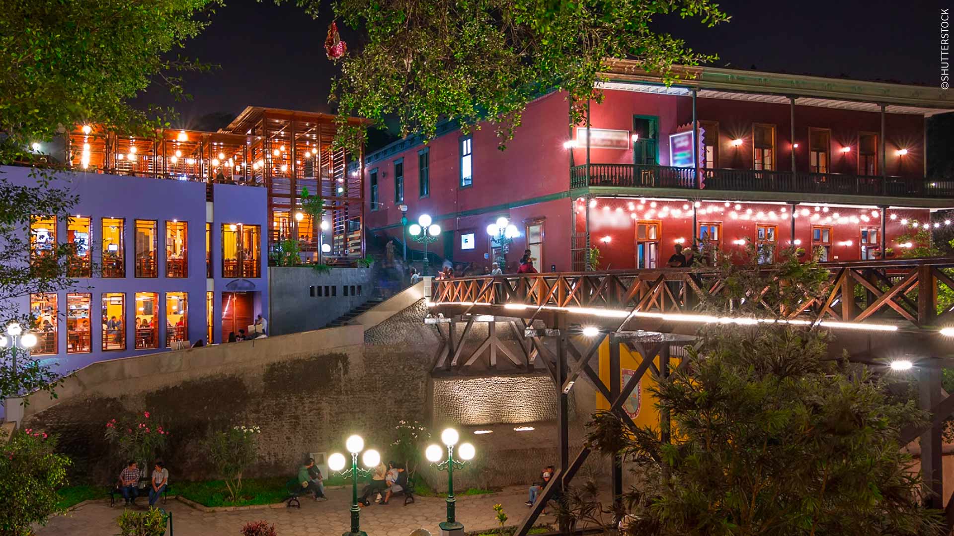 Tradicional Puente de los suspiros de noche en Barranco, Lima, Perú