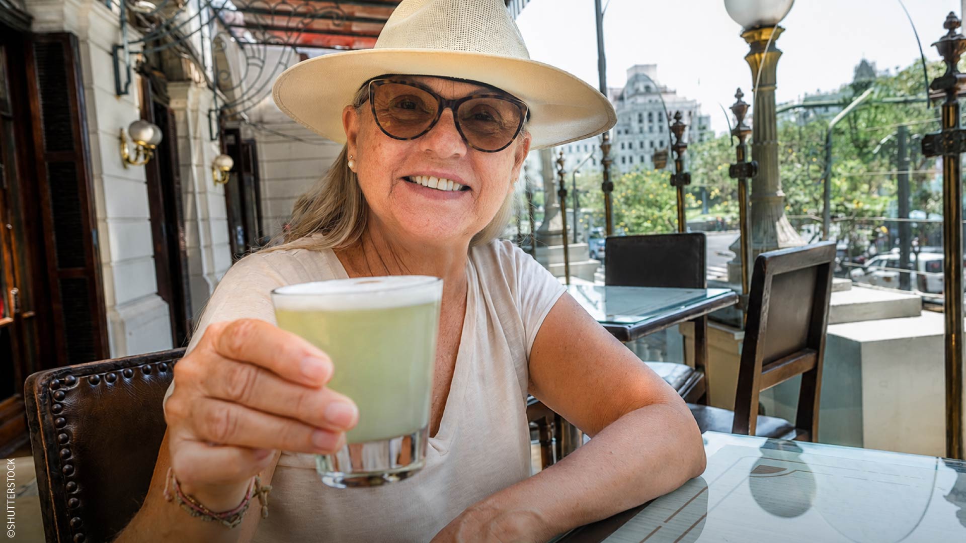 Turista disfrutando de un pisco sour en el Centro de Lima. / ©SHUTTERSTOCK