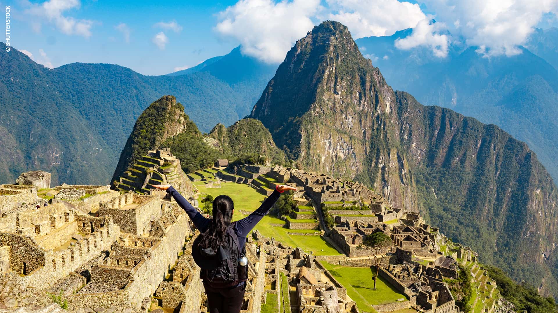 ペルーのマチュピチュ遺跡の景色を楽しむ観光客 - © Shutterstock