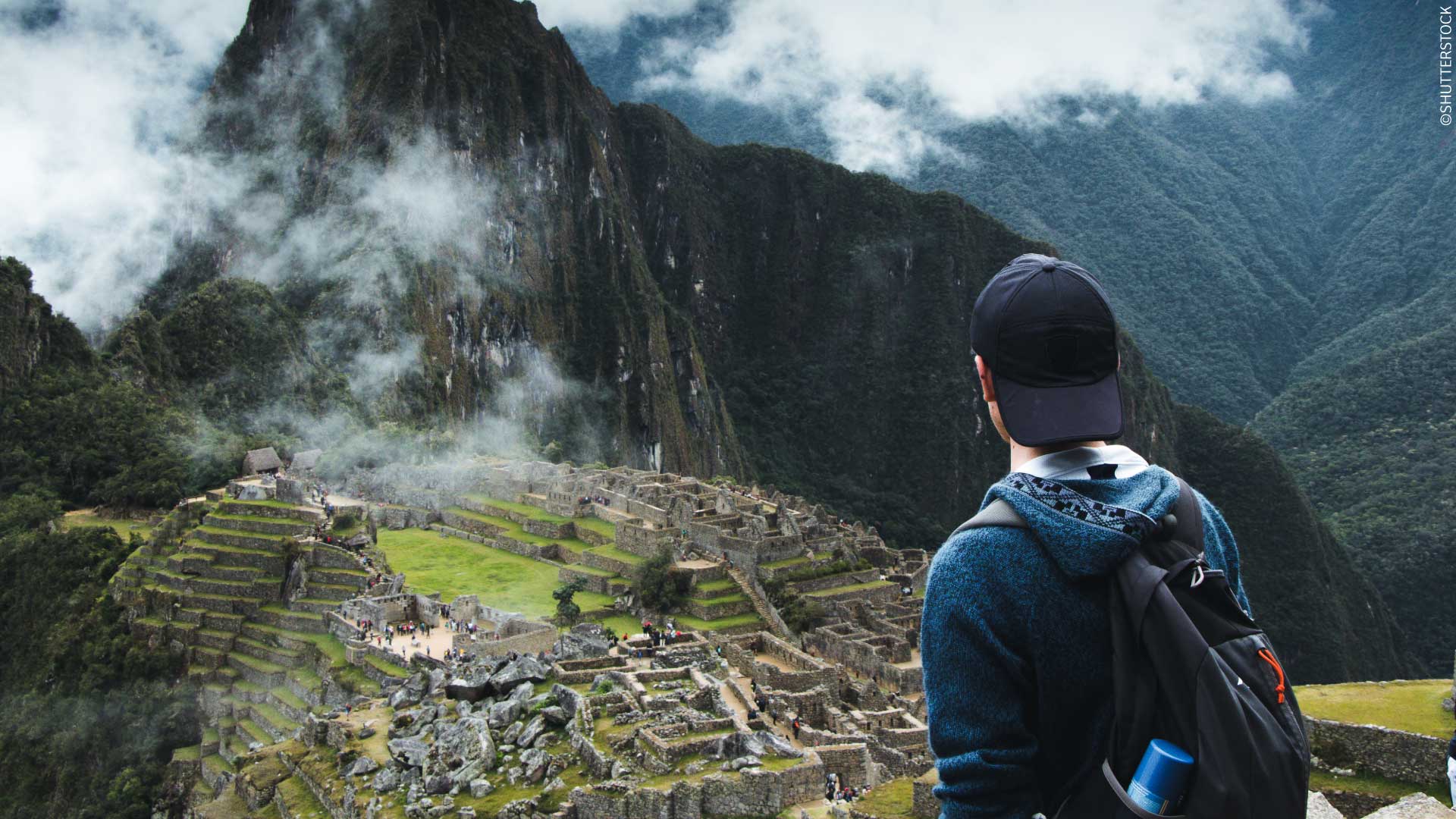 マチュピチュ歴史保護区を眺める旅行者 / ©SHUTTERSTOCK