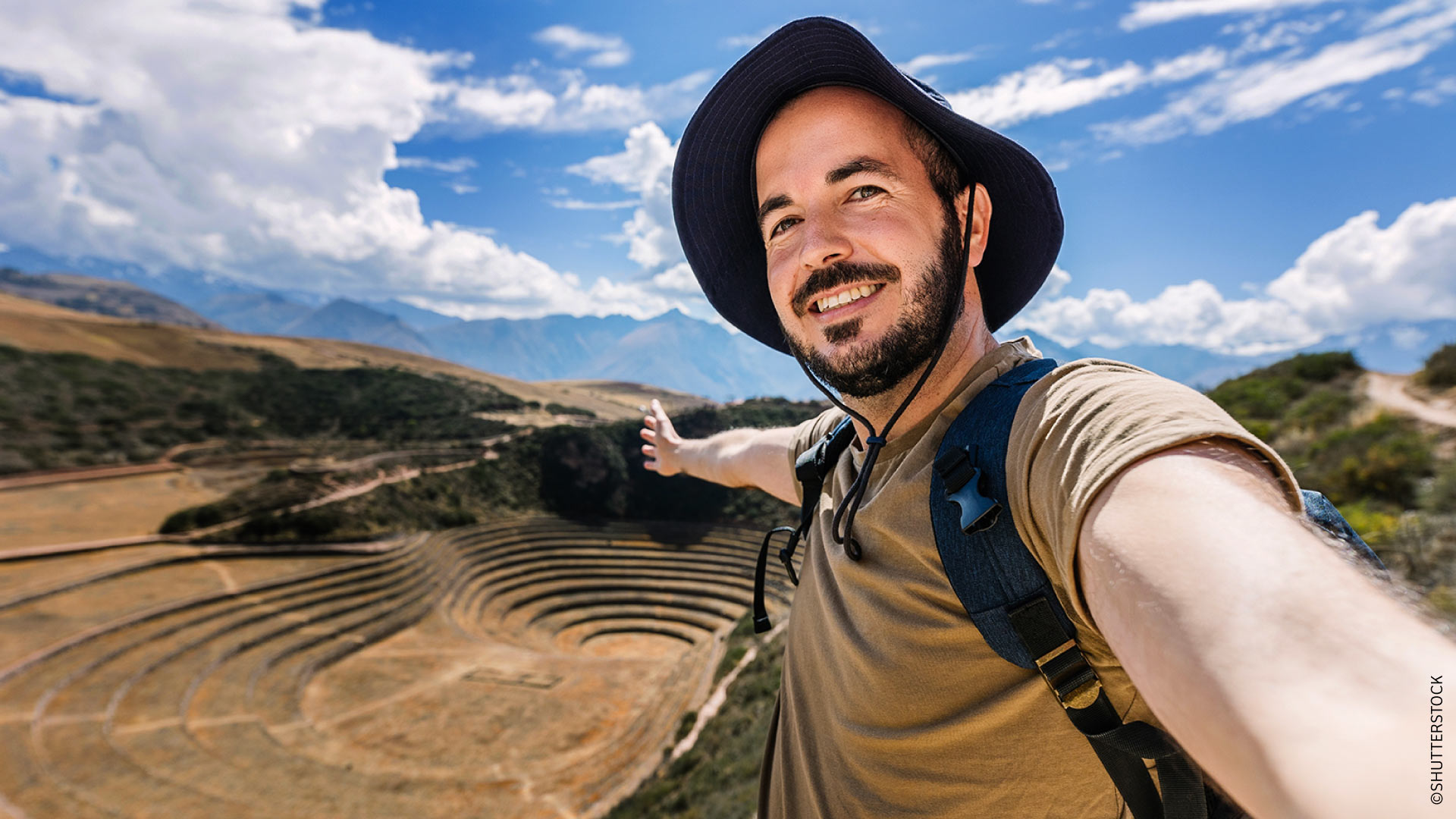 Turista tirando uma selfie com vista para Moray. / ©SHUTTERSTOCK