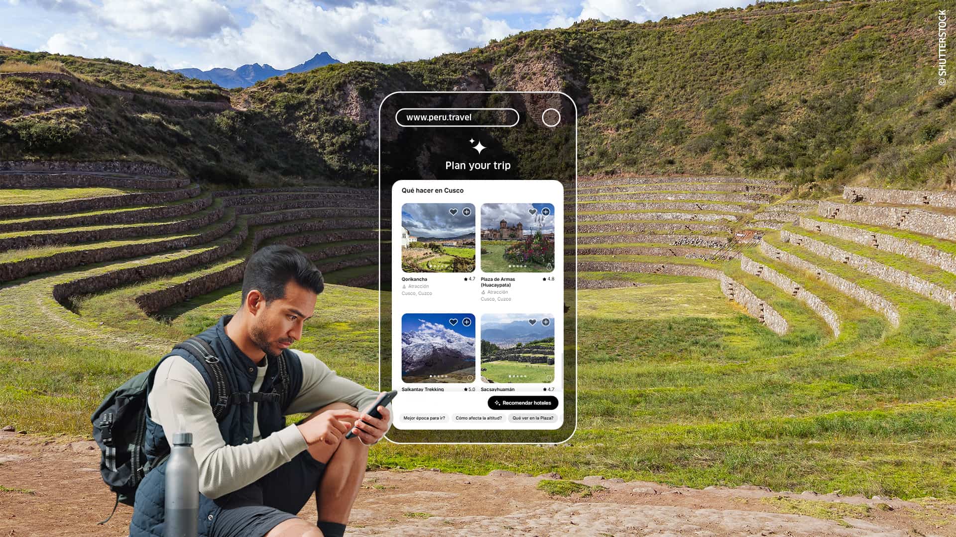 Turista che consulta itinerari con l’assistente virtuale - © SHUTTERSTOCK