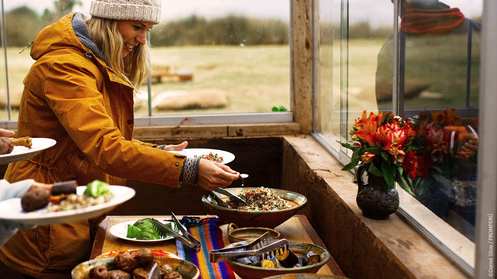 Turistas desfrutam de um buffet gastronômico em Cusco. / ©PROMPERÚ