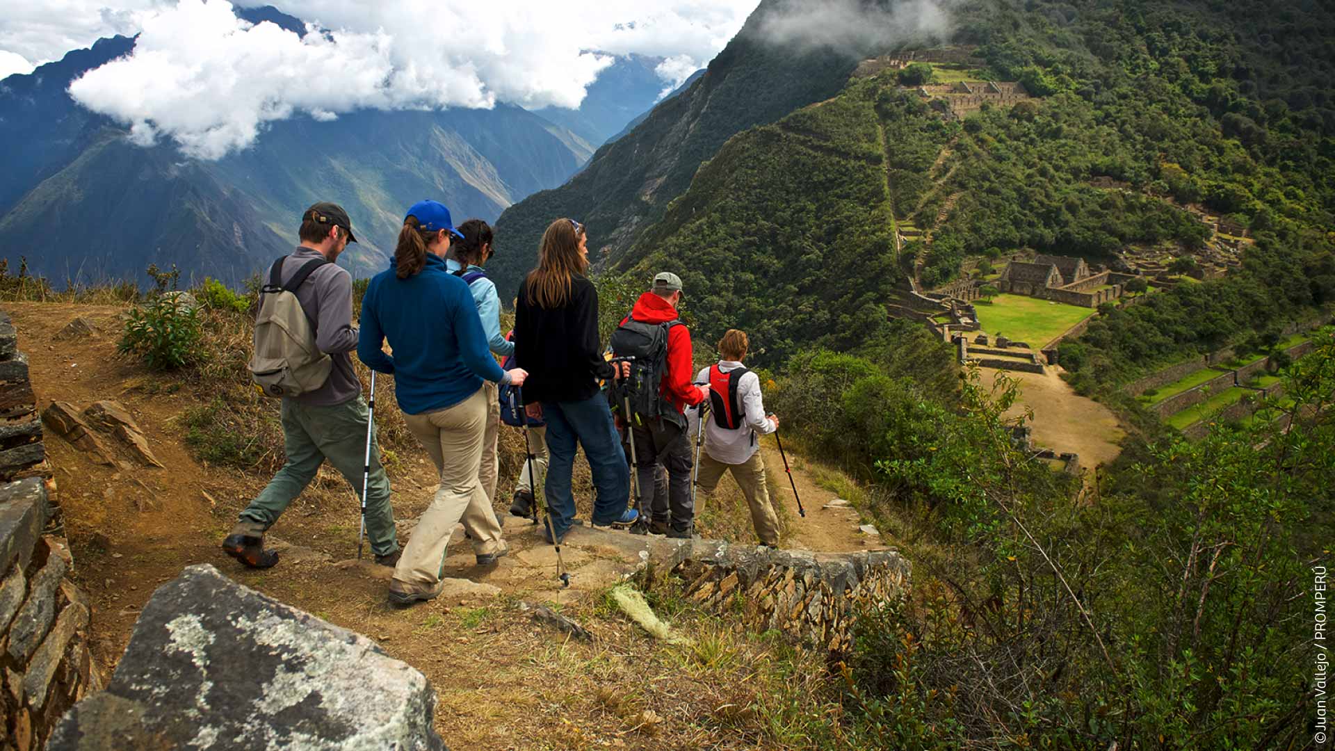 Tourists trekking in Choquequirao. / ©PROMPERÚ