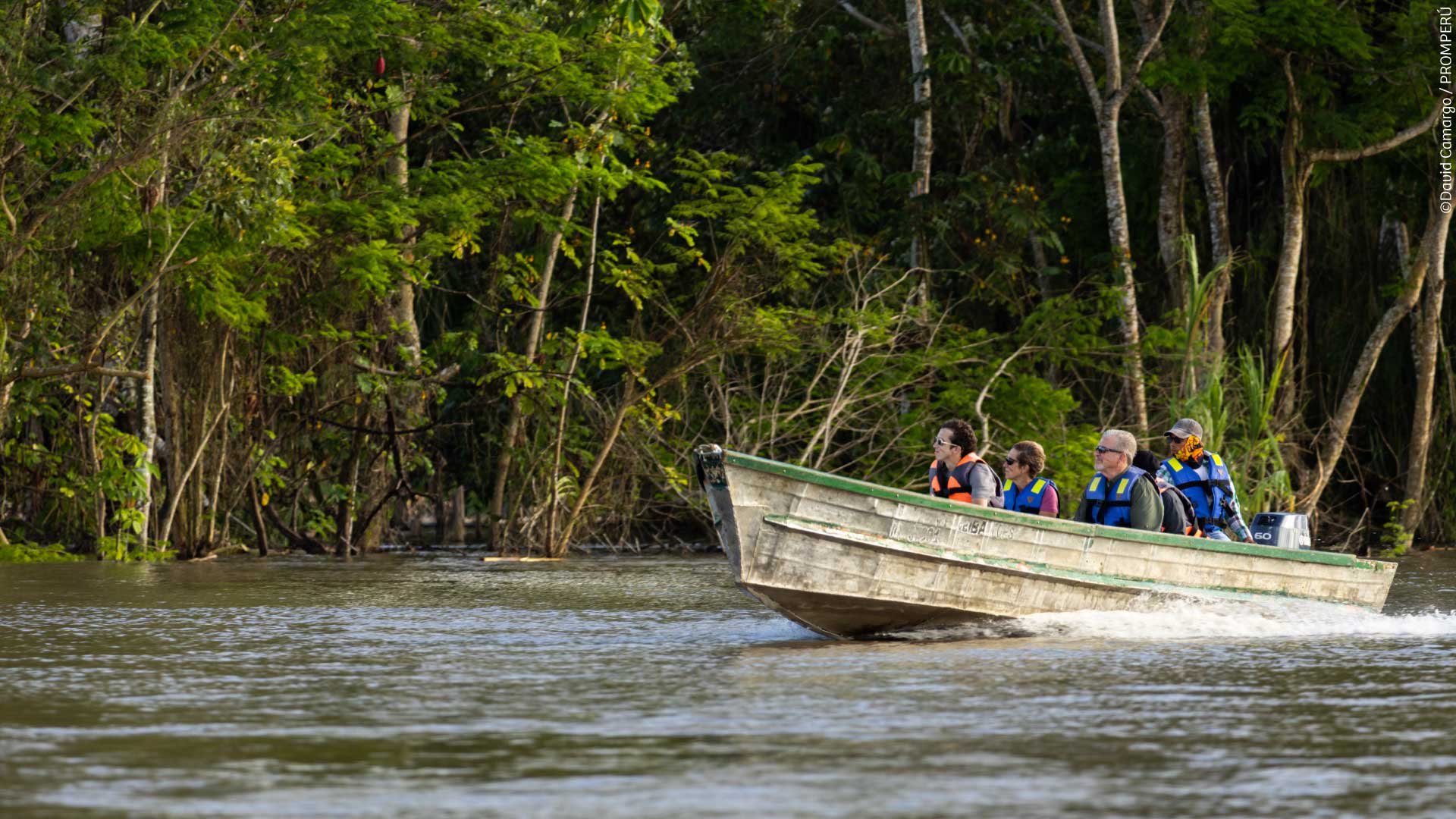 Turistas navegando en un bote por el río Amazonas en Loreto, Perú.  / ©PROMPERÚ
