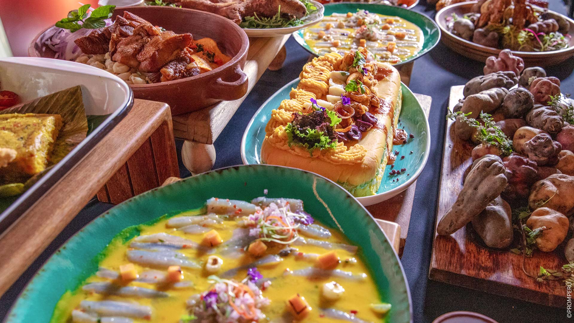 A diverse selection of Peruvian cuisine at a gastronomic fair. / ©PROMPERU
