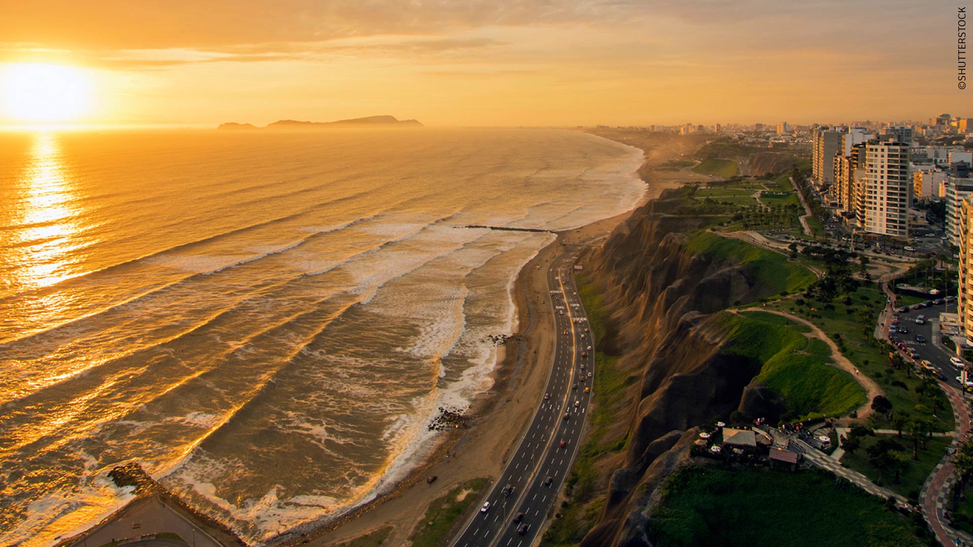Vista aérea del atardecer de la costa verde, Lima