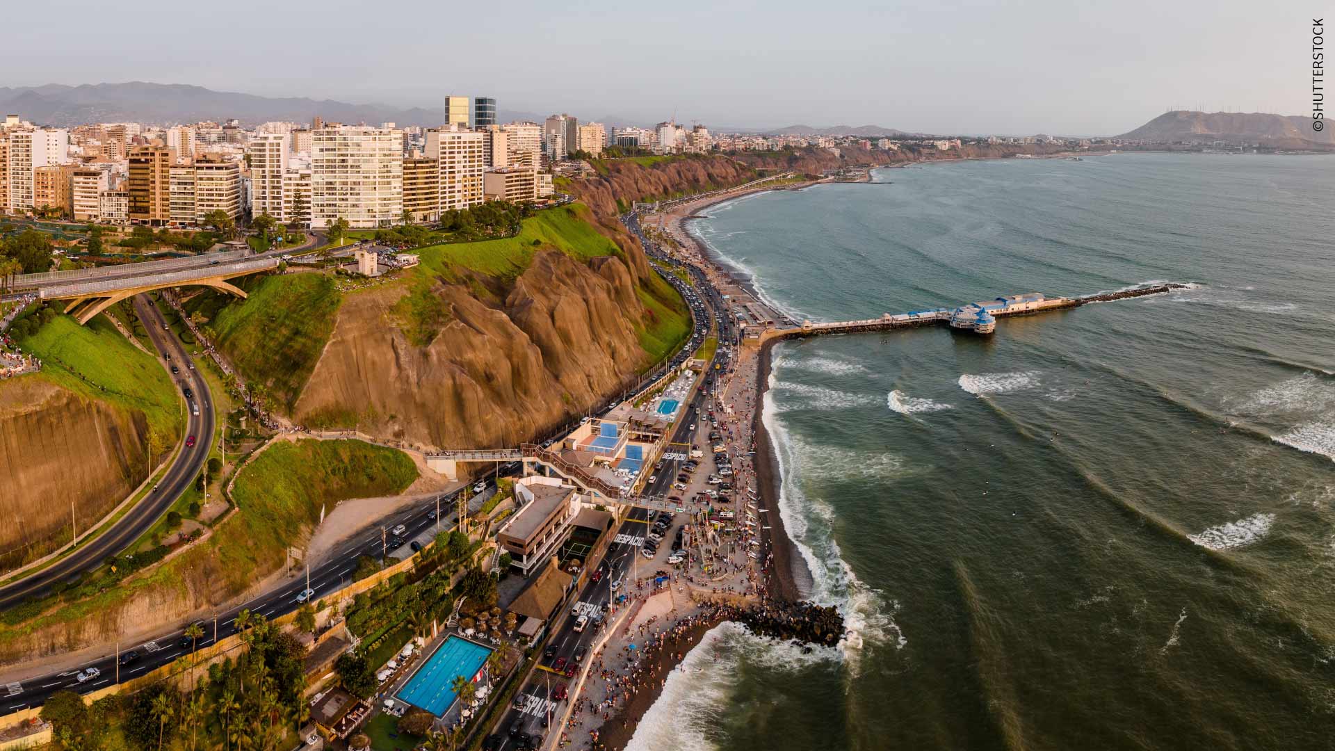 Vista de la ciudad de Miraflores, el acantilado y la carretera Costa Verde