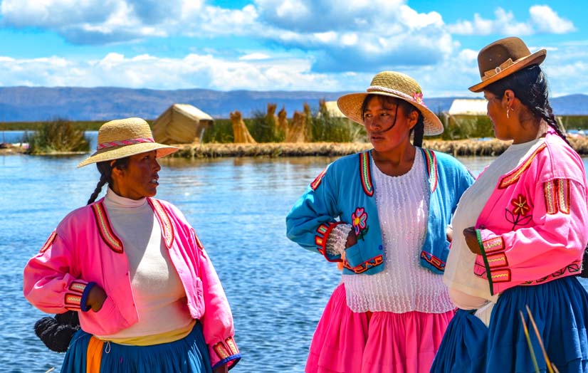 Mujeres aimara en el lago Titicaca, Puno