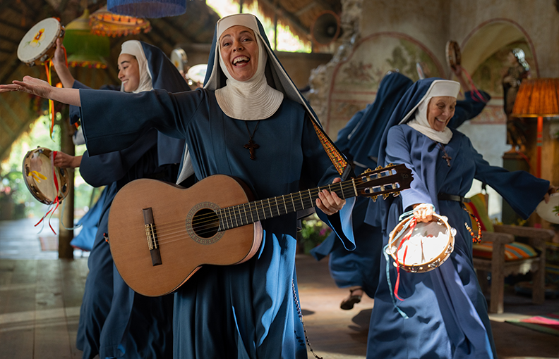 Monjas cantando mientras dan la bienvenida al oso Paddington