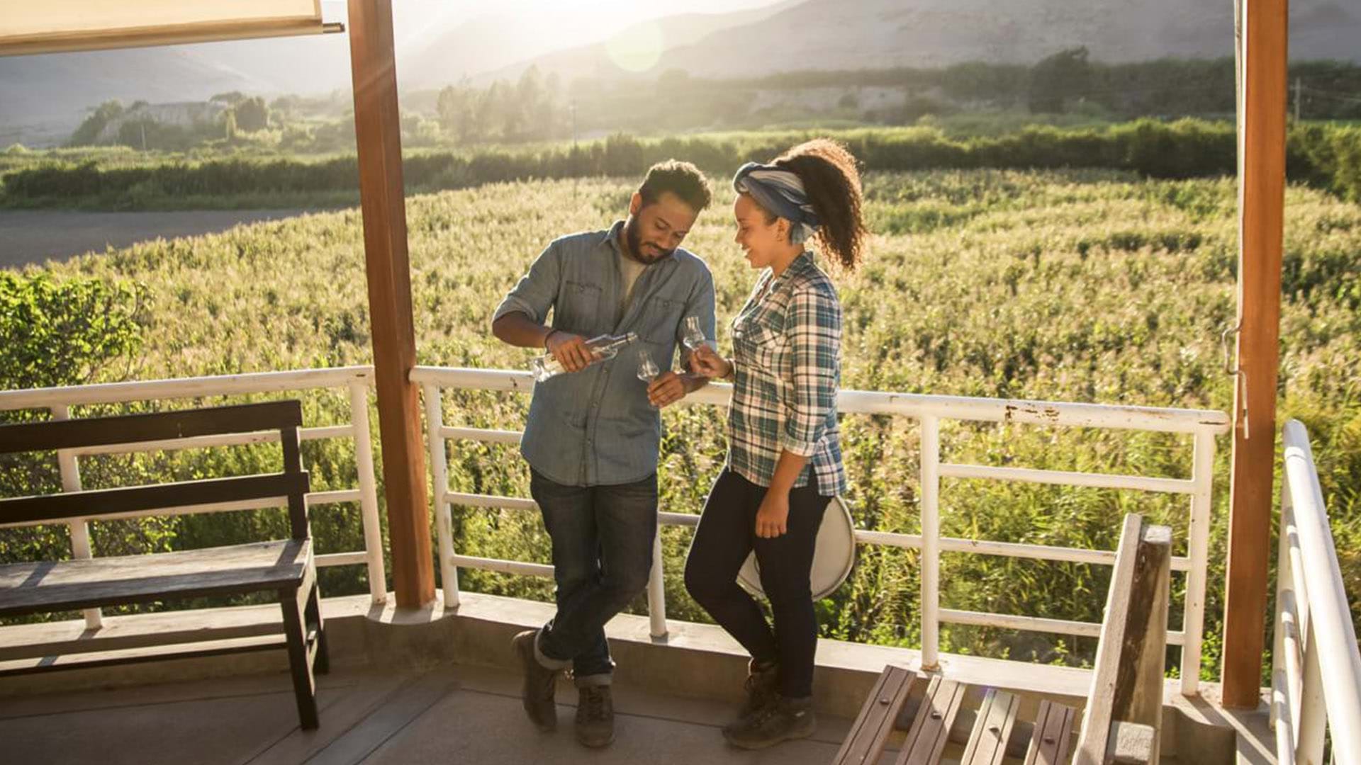 Pareja en viñedos de pisco