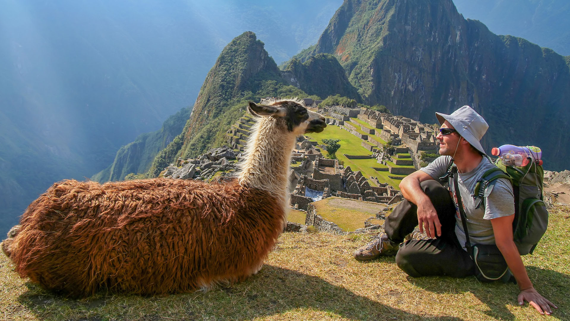 Turista con llama en el Machupicchu