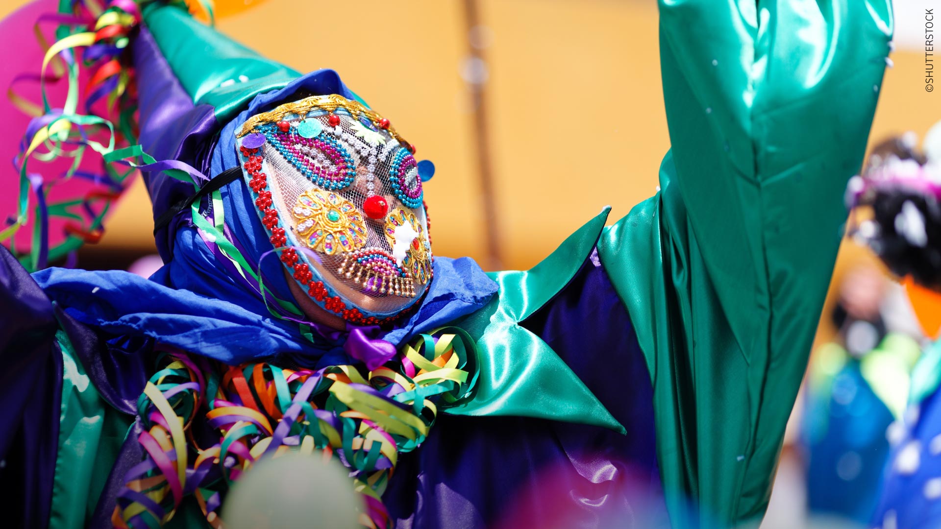 Bailarín con traje típico celebrando el carnaval, Arequipa.