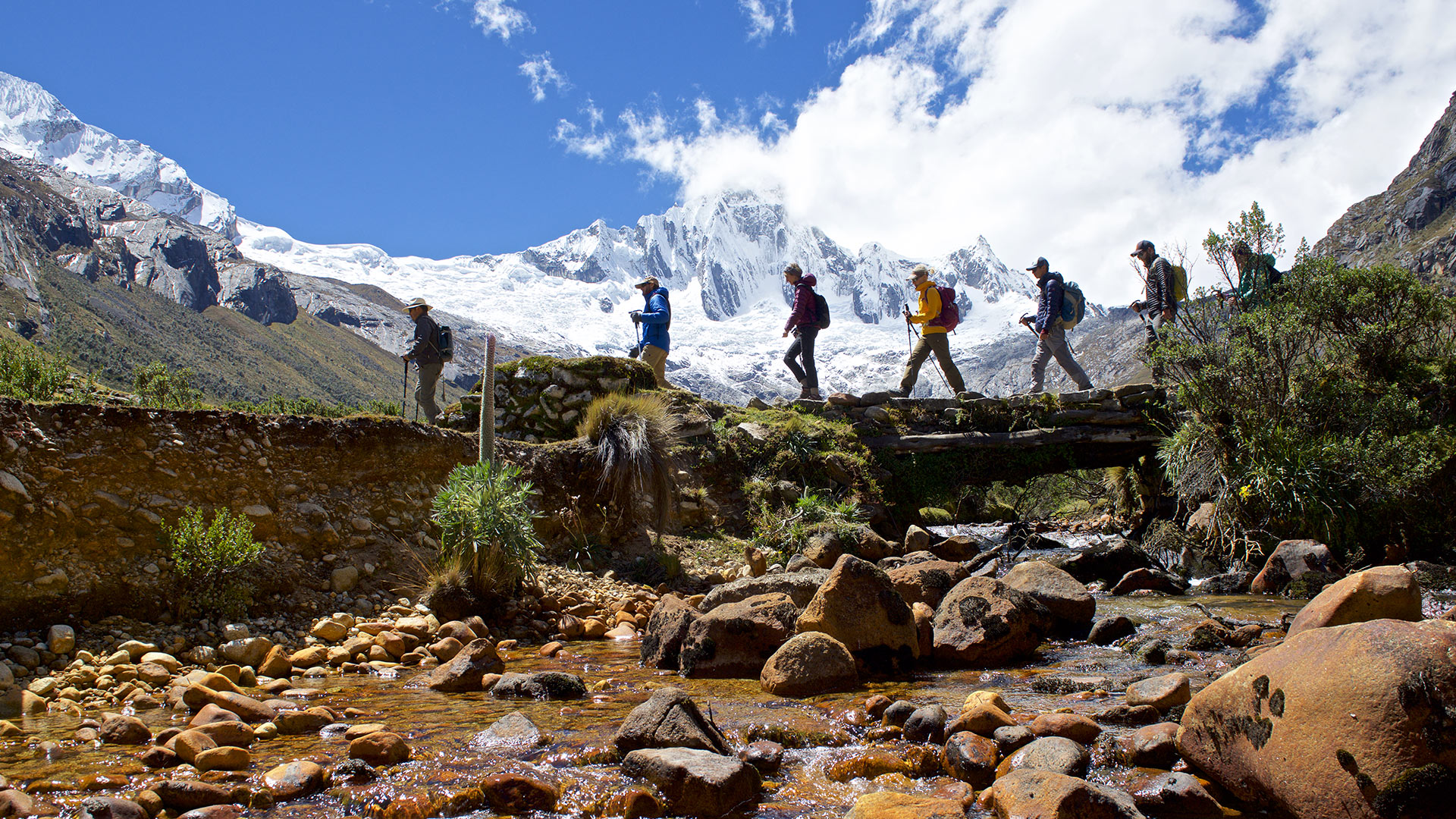 Chemins de trekking dans les montagnes péruviennes