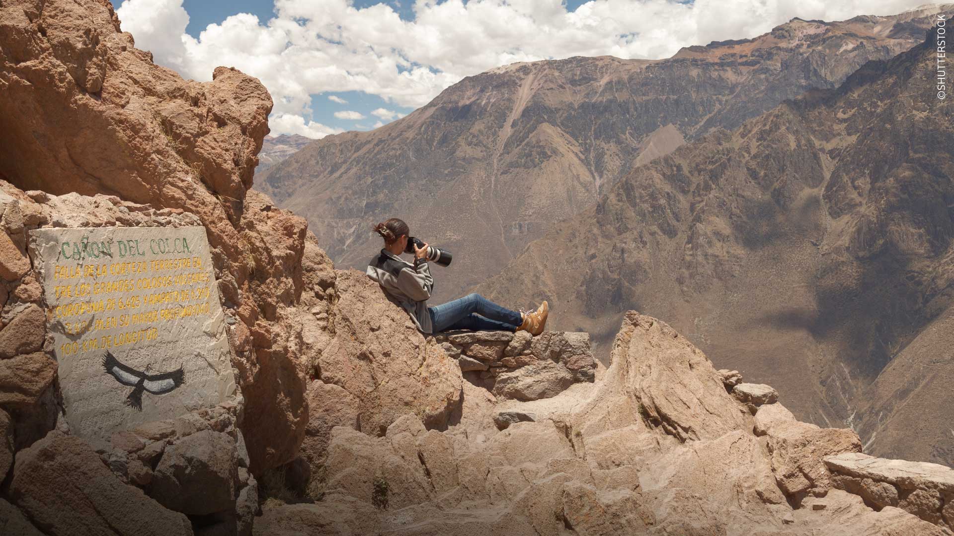 Tourist fotografiert Kondore im Colca-Tal, Arequipa, Peru