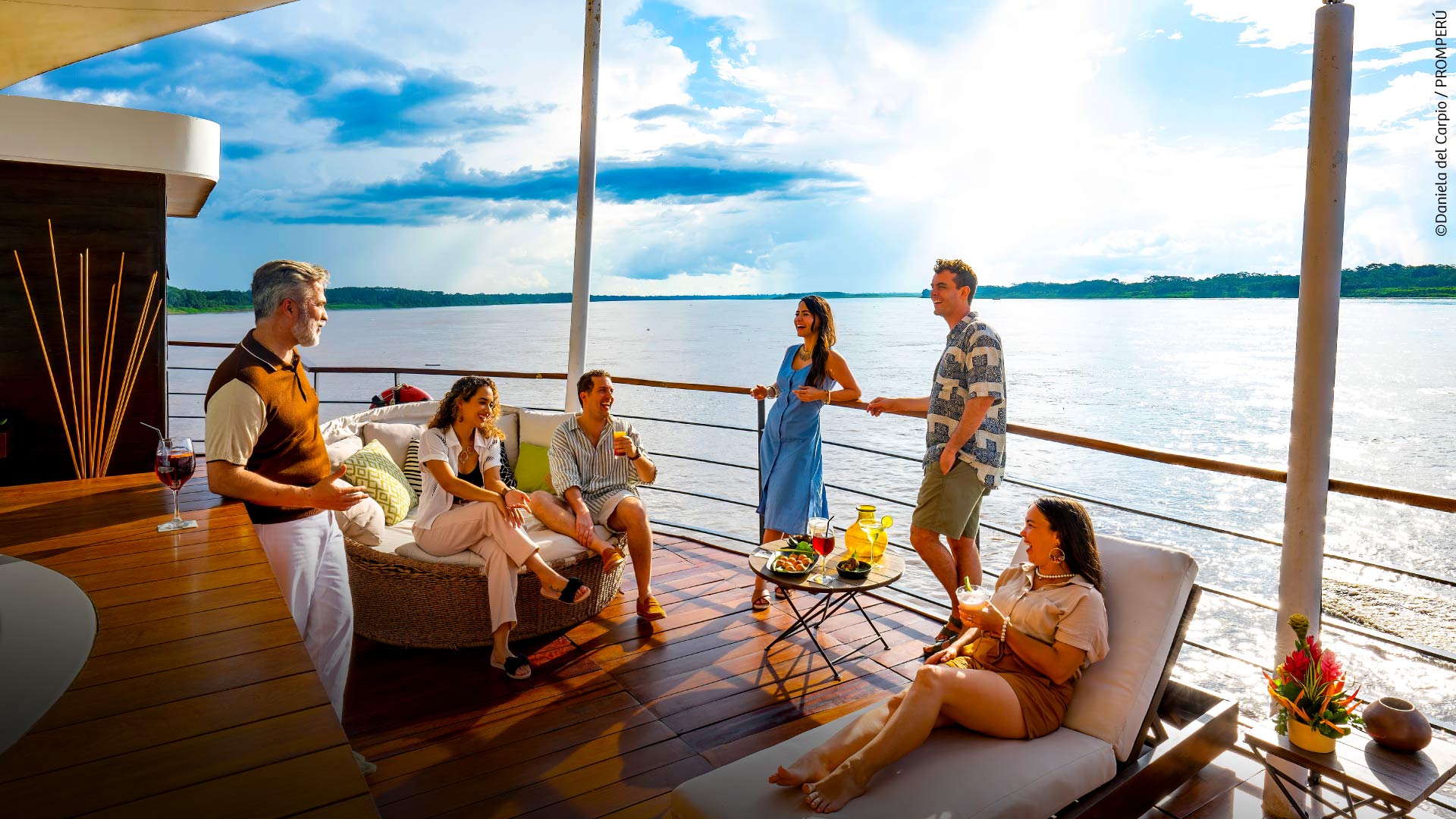 Touristen auf einer luxuriösen Kreuzfahrt auf dem Amazonas.