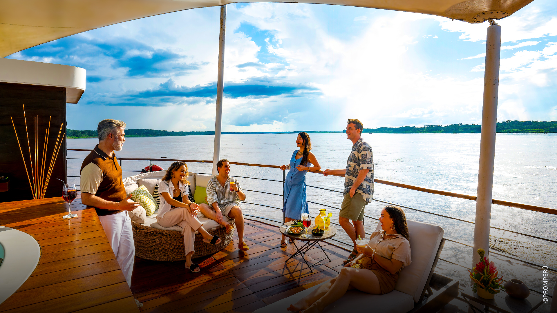 turistas-disfrutando-en-el-crucero-rio-amazonas-desktop