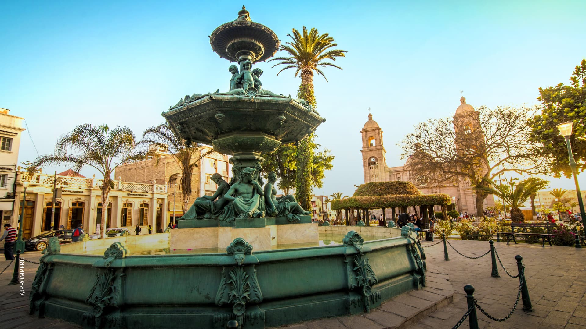 Pila ornamental en el Paseo Cívico de Tacna