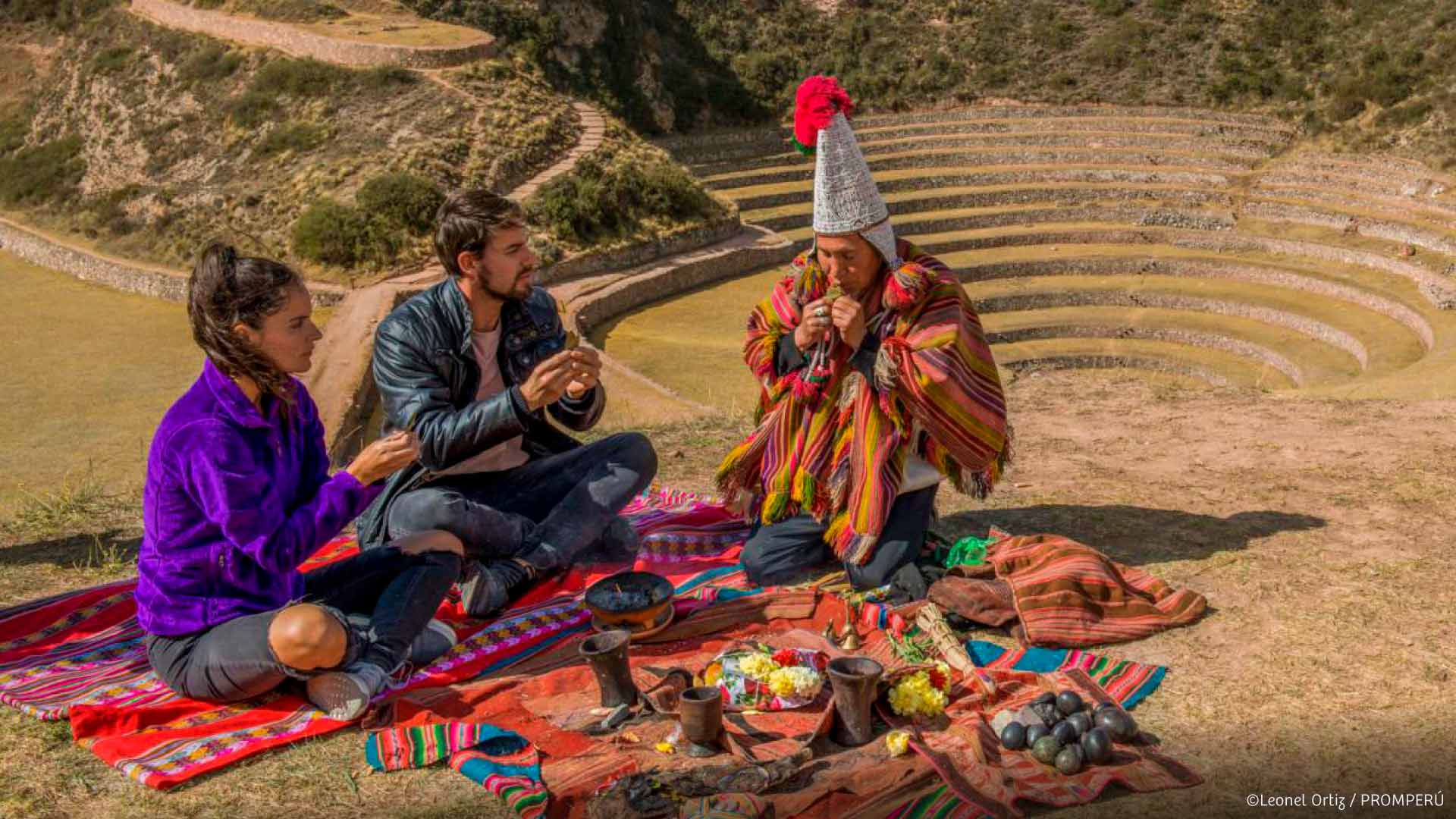 turistas-en-zona-arqueologica-moray-cusco-desktop
