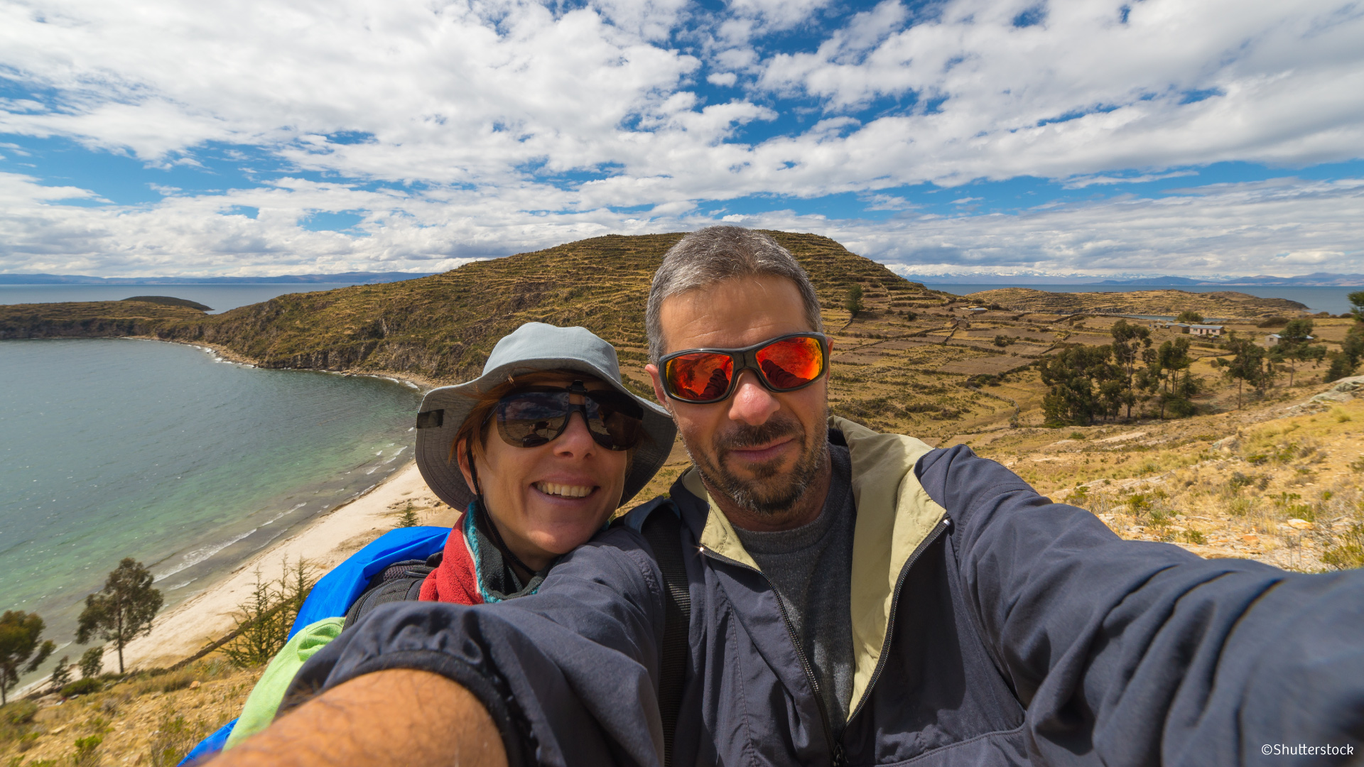 pareja-en-lago-titicaca-desktop